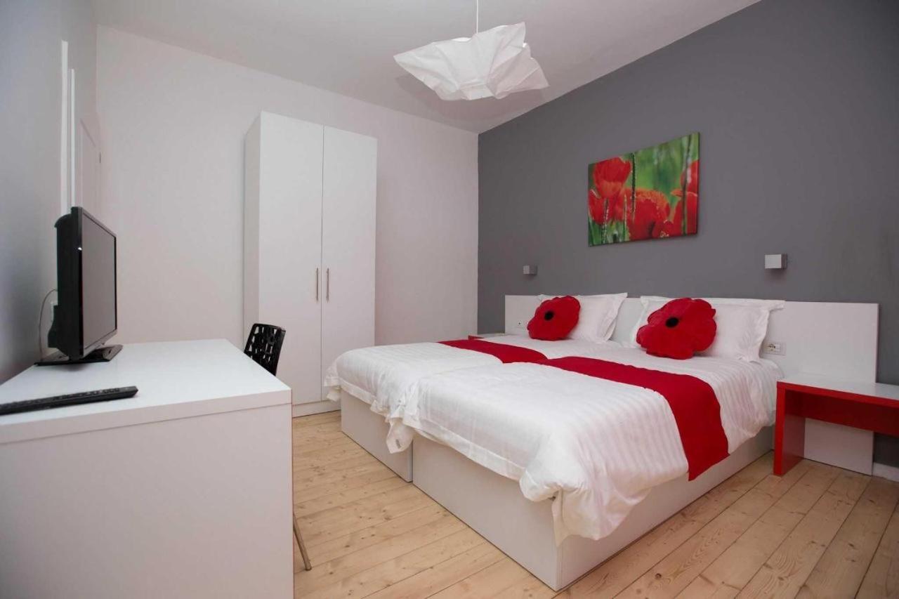 Hotel Rimini Tirana Buitenkant foto